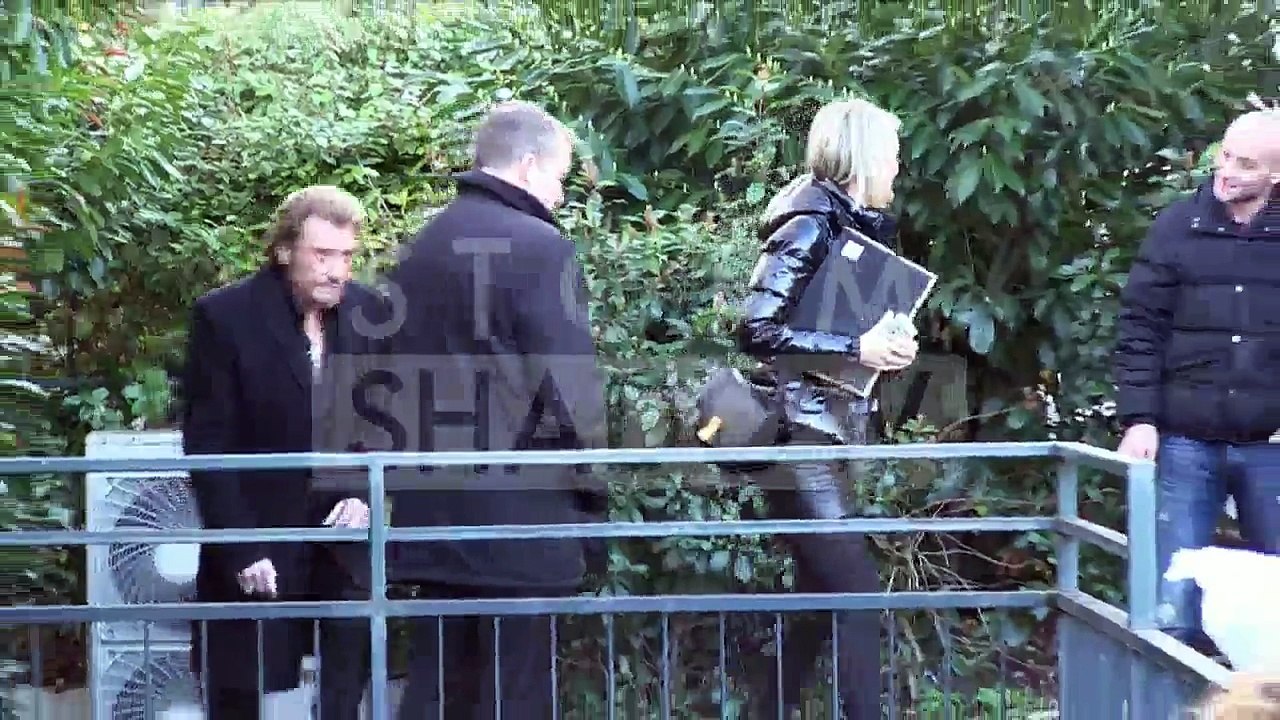 2013 – Johnny Hallyday – Johnny et Laeticia Hallyday arrivent pour l’émission Vivement Dimanche (Storm Shadows)