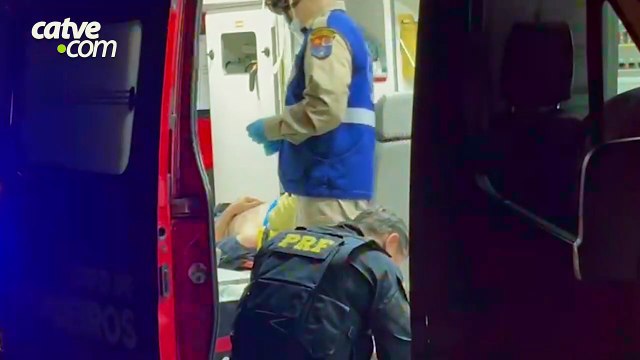Motorista fica ferido após caminhão sair da pista na BR-369, em Cascavel