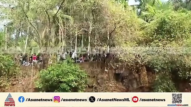 മലപ്പുറത്ത് മിനിലോറി വെള്ളക്കെട്ടിൽ മുങ്ങി; ക്ളീനറെ രക്ഷിക്കാനുള്ള ശ്രമം തുടരുന്നു