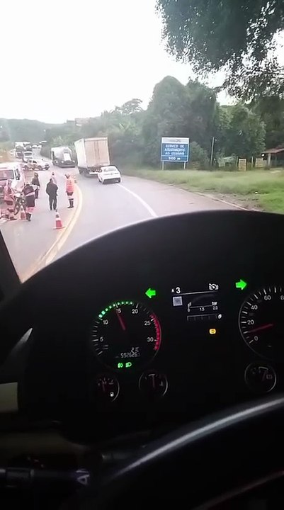 Carro parte ao meio em acidente na BR-381, em Santa Luzia