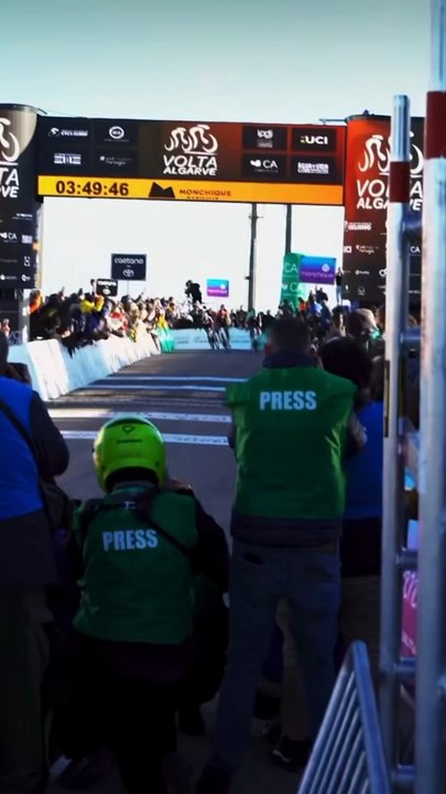 🔥🇫🇷 LA PÉPITE FRANÇAISE FRAPPE DÉJÀ FORT !À seulement 19 ans, Paul Seixas décroche sa première victoire chez les pros sur la 2ᵉ étape du Tour de l’Algarve au Portugal 🚴‍♂️💥