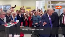 Trump visita un fast food a Rome (Georgia): "Basta tasse sulla mance"