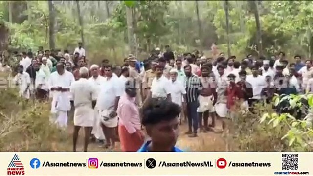 ലോറി വെള്ളക്കെട്ടിൽ; ക്ളീനർ മുസ്തഫ ലോറിയിൽ കുടുങ്ങി കിടക്കുന്നു; രക്ഷാപ്രവർത്തനം തുടരുന്നു