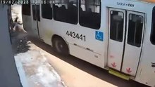 Mulher é atingida por traseira de ônibus no Sol Nascente