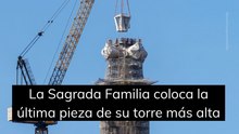 La Sagrada Familia coloca la última pieza de su torre más alta