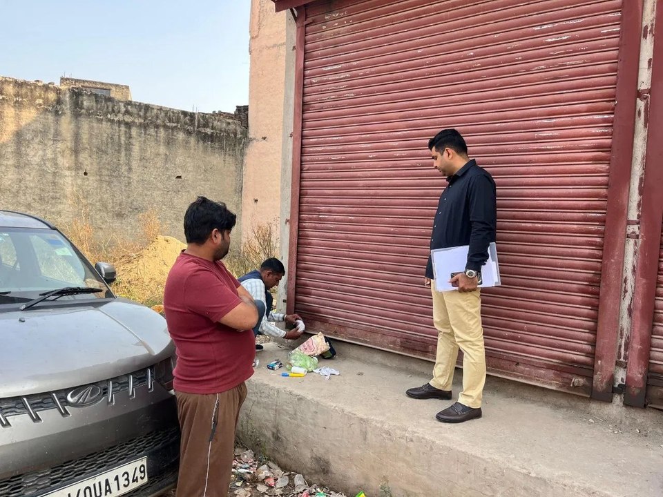 तिजारा में मिलावटी दूध बनाने में उपयोग होने वाल...