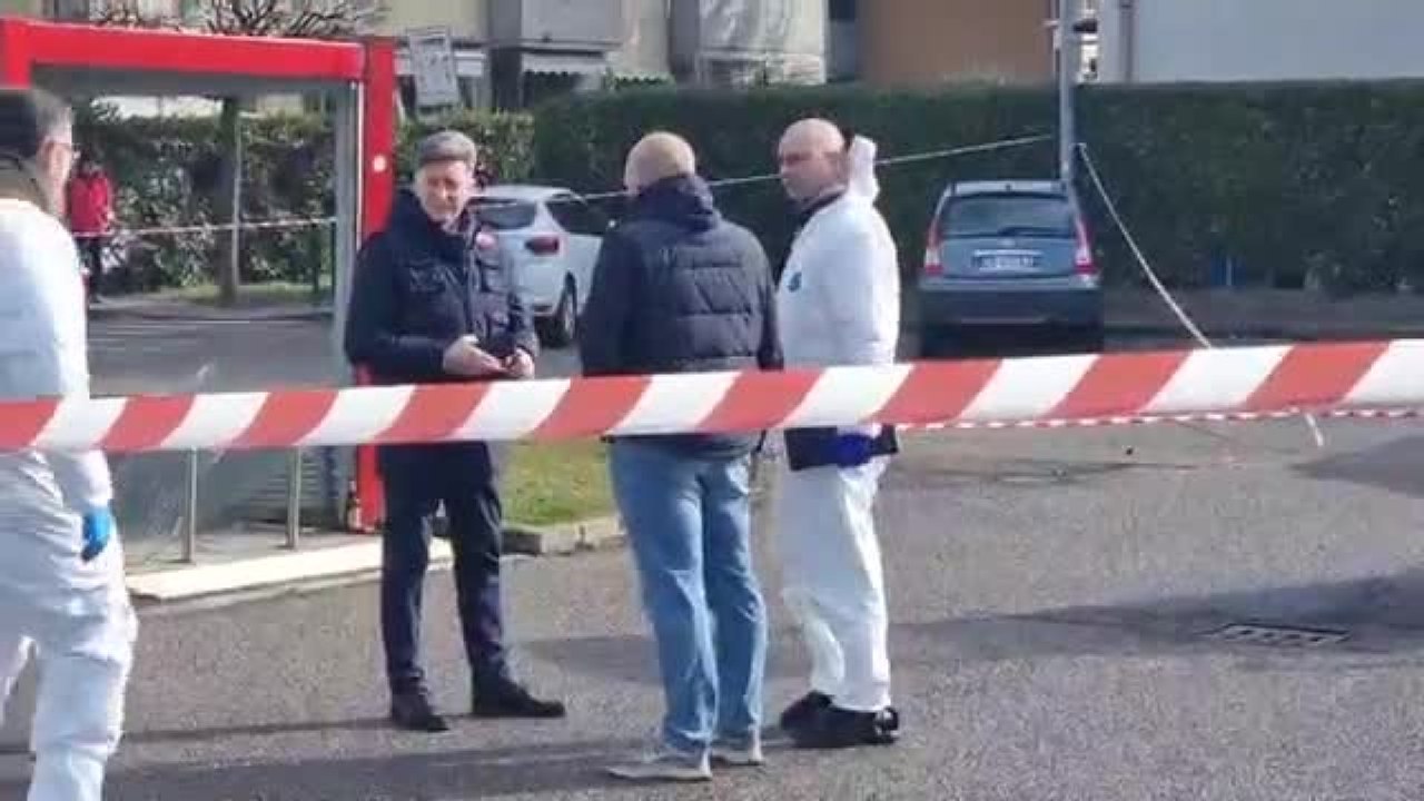 Verona, uomo investito più volte e ucciso davanti al centro commerciale: il video degli accertamenti