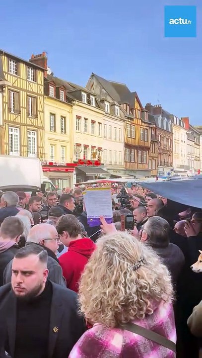 Jordan Bardella était en visite sur le marché de Pont-Audemer.