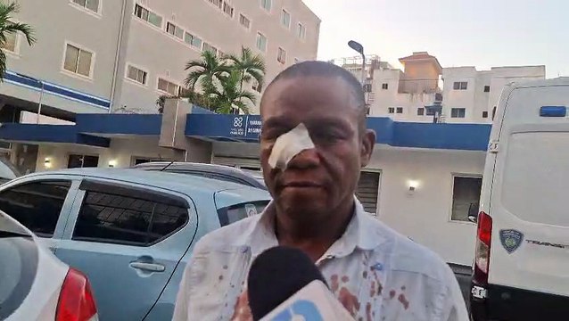 Iba a impartir su clase en Liceo Juan Pablo Duarte, pero estudiantes lo golpearon hasta dejarlo sangrando