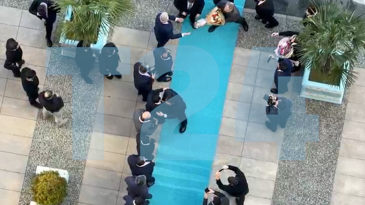 📢 İstanbul Cumhuriyet Başsavcılığı’na yeni atanan Başsavcı Fatih Dönmez, bakan yardımcıları Can Tuncay ve Burak Ceyhan’ı çiçeklerle uğurladı