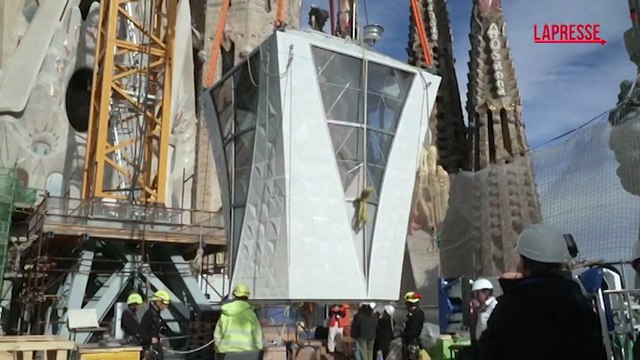 Barcellona, il braccio superiore della croce ? stato posizionato sulla Sagrada Familia