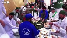 In Pakistan un pasto gratis ai poveri per rompere il digiuno del Ramadan