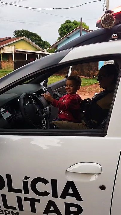 Visita da Polícia Militar emociona crianças que sonham vestir a farda em Francisco Alves