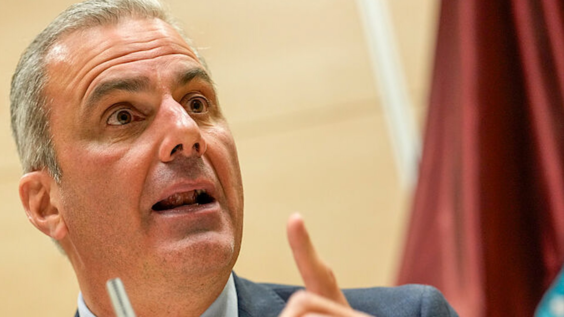 La crisis interna en Vox ha alcanzado un punto de no retorno en el Ayuntamiento de Madrid. Javier Ortega Smith, hasta ahora uno de los pilares hist�ricos de la formaci�n de Santiago Abascal, ha protagonizado la que ya se considera la mayor rebeli�n contra la direcci�n nacional del partido. Tras ser suspendido de militancia de forma cautelar por el Comit� Ejecutivo Nacional (CEN), el tambi�n diputado nacional ha dejado claro que no piensa abandonar sus cargos y que est� dispuesto a llevar la batalla a la justicia ordinaria.
El detonante del conflicto ha sido la orden directa de la c�pula de Vox para que Ortega Smith ceda la portavoc�a en el consistorio madrile�o a la concejala Arantxa Cabello. Lejos de acatar la instrucci�n, Ortega ha contraatacado con dureza, acusando a la direcci�n de inventar "mentiras" como "excusas" para forzar su salida.
En una comparecencia marcada por la tensi�n, el edil ha reivindicado su trayectoria: "He defendido con honradez, con lealtad, con patriotismo, con coherencia desde el minuto uno que se fund� este partido hasta este minuto que les estoy hablando. Yo no he traicionado a nadie, yo no he enga�ado a nadie, yo no he mentido". Adem�s, ha denunciado lo que califica como una "asquerosa y repugnante guerra sucia que consiste en estar filtrando a los medios de comunicaci�n informaciones, por ejemplo, sobre un acuerdo de votaci�n de unas cuentas de Vox, para luego a trav�s de sus redes soltar el bulo y la mentira".
A pesar de las �rdenes de Ignacio Garriga, secretario general de Vox, para apartarle, Ortega Smith goza de un blindaje normativo dentro del Ayuntamiento. El alcalde de la capital, Jos� Luis Mart�nez-Almeida, ha recordado que el cambio de portavoc�a es "una cuesti�n que tiene que decidir el grupo municipal" y no el partido desde fuera.
Seg�n ha revelado el regidor, la direcci�n de Vox remiti� un certificado comunicando el cese de Ortega, pero en la pr�ctica el grupo municipal no ha ejecutado el cambio. Actualmente, la aritm�tica interna favorece a Ortega: el grupo se encuentra dividido entre el bloque de apoyo al portavoz (formado por el propio Ortega, Carla Toscano e Ignacio Ansaldo) y el bloque alineado con la direcci�n nacional (Arantxa Cabello y Mart�nez Vidal). Almeida ha insistido en que "Vox, como partido, no puede pretender que sea el Ayuntamiento de Madrid el que decida qui�n es su portavoz", subrayando que se trata de un problema interno que la formaci�n debe resolver por sus propios cauces.
El desaf�o de Ortega Smith no es solo jur�dico, sino tambi�n ideol�gico. El edil ha cuestionado la actual deriva de la c�pula de Vox, criticando lo que percibe como un intento de purga interna en un momento cr�tico para el pa�s. "Yo no s� si es que algunos han decidido cambiar aquel lema de 'luchemos codo con codo' por 'metamos codazos a todo aquel que nos moleste para ponernos nosotros encima de sus hombros'. Y del lema 's�lo queda Vox' parece que han decidido decir 's�lo quedan ellos'", ha sentenciado con amargura.
Ortega Smith ha reafirmado su intenci�n de seguir ejerciendo sus funciones, asegurando que su "honorabilidad no est� en venta" y que pelear� hasta el final contra una "estrat�gia de persecuci�n, de intento de silenciamiento, de apartamiento, de expulsi�n, de cese". Con esta postura, el concejal se mantiene firme en su cargo: "Quiero aprovechar esta oportunidad para recordar esa reivindicaci�n que venimos haciendo desde el grupo municipal de Vox, del que me honro ser portavoz".