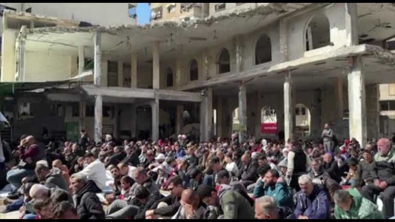 Gaza, la preghiera del venerdì in una moschea distrutta