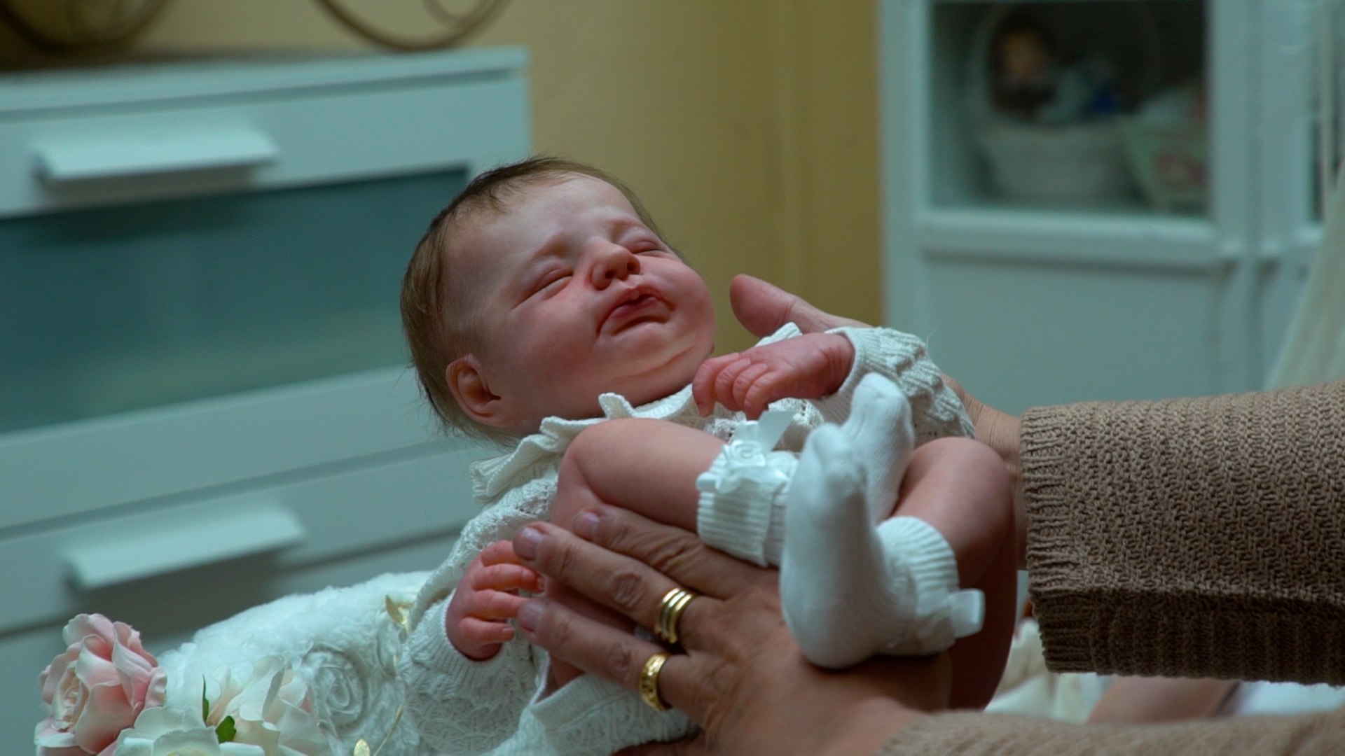 Los mu�ecos reborn &mdash;beb�s hiperrealistas que imitan a reci�n nacidos&mdash; se han convertido en un fen�meno viral. Mientras la natalidad cae, crecen las comunidades que encuentran en ellos compa��a, consuelo o simple afici�n. En este v�deo exploramos el origen del movimiento, su impacto emocional y la controversia que despierta entre quienes lo ven como terapia y quienes lo consideran una evasi�n de la realidad.