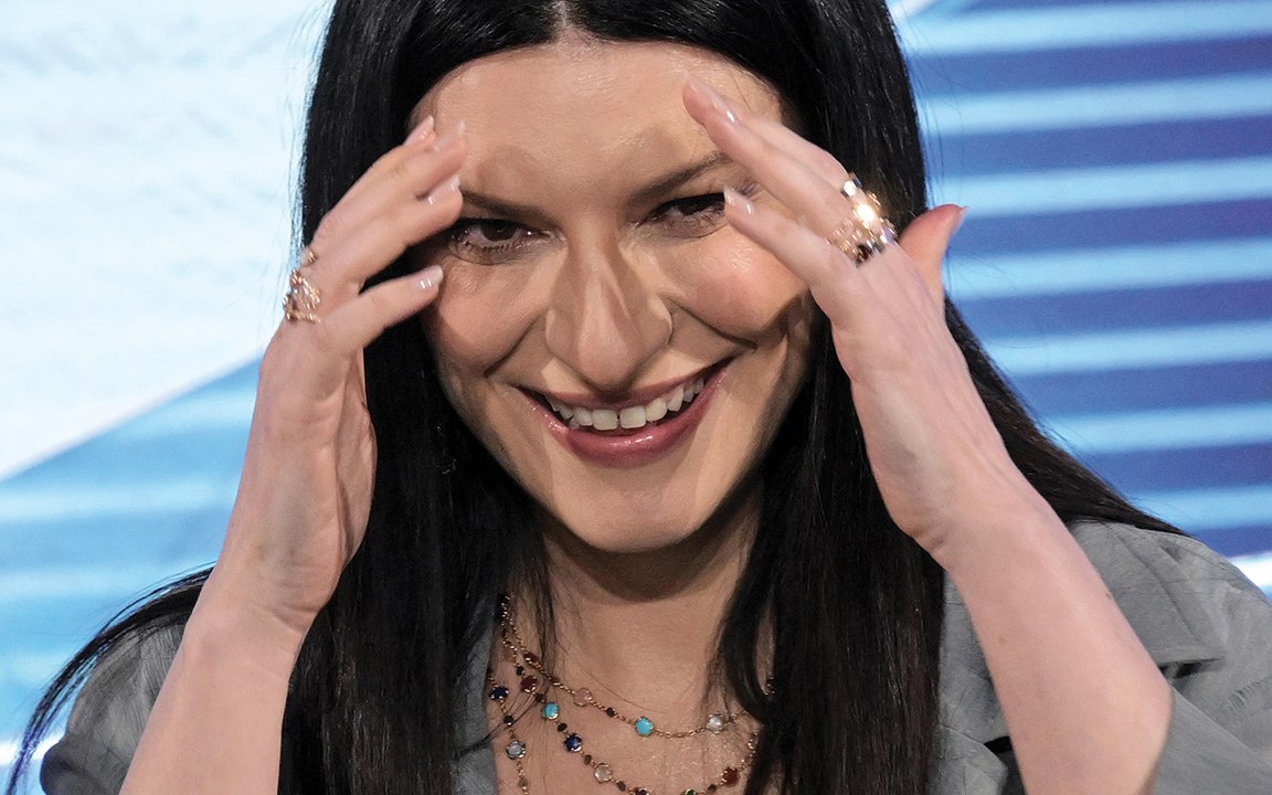 Tutte le volte di Laura Pausini all'Ariston, dal debutto con La solitudine alla conduzione di Sanremo 2026