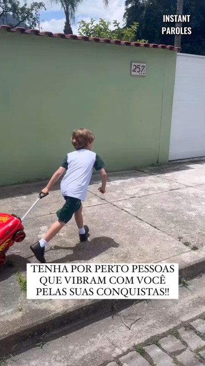 Ce garçon offre un cartable à roulettes à son ami