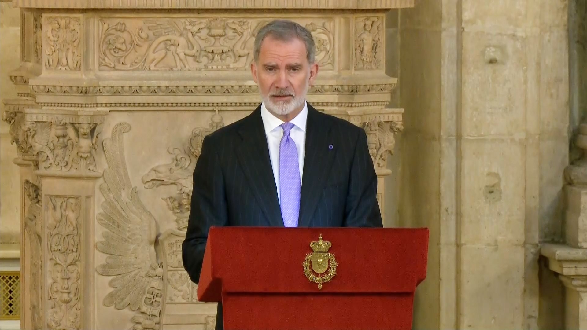 Los Reyes Don Felipe y Do�a Letizia han recibido este viernes al presidente portugu�s, Marcelo Rebelo de Sousa, en un encuentro cargado de simbolismo celebrado en el Palacio Real de Madrid. La cita ha tenido un marcado tono de despedida, ya que el dirigente luso concluye una d�cada al frente de Portugal. La visita, de car�cter oficial, incluy� discursos institucionales por parte de ambos jefes de Estado.
Aunque se preve�a que las intervenciones se centraran principalmente en la estrecha relaci�n bilateral entre Espa�a y Portugal, as� como en la sinton�a personal entre sus mandatarios, Don Felipe ampli� el foco hacia el contexto internacional, con referencias expl�citas a la situaci�n de la OTAN y al futuro del proyecto europeo.
"Europa vive un momento existencial", ha recordado el Monarca, que ha explicado que "debemos aprender a conciliar un refuerzo de nuestra autonom�a estrat�gica con la preservaci�n de la Europa del bienestar, de la cohesi�n social, de los servicios b�sicos, de la cultura", en una referencia a aumentar el gasto en Defensa sin descuidar el resto de campos.