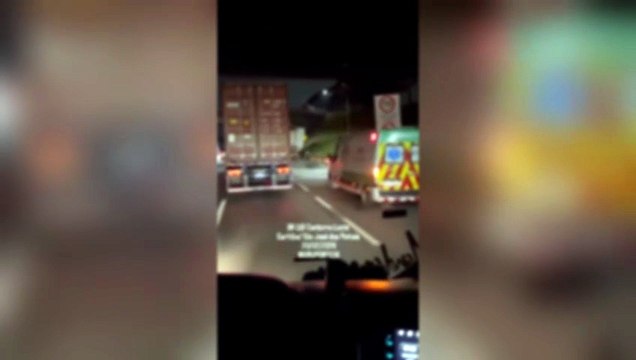 Carreta transportando frios pega fogo e carga é saqueada na BR-116 em Curitiba