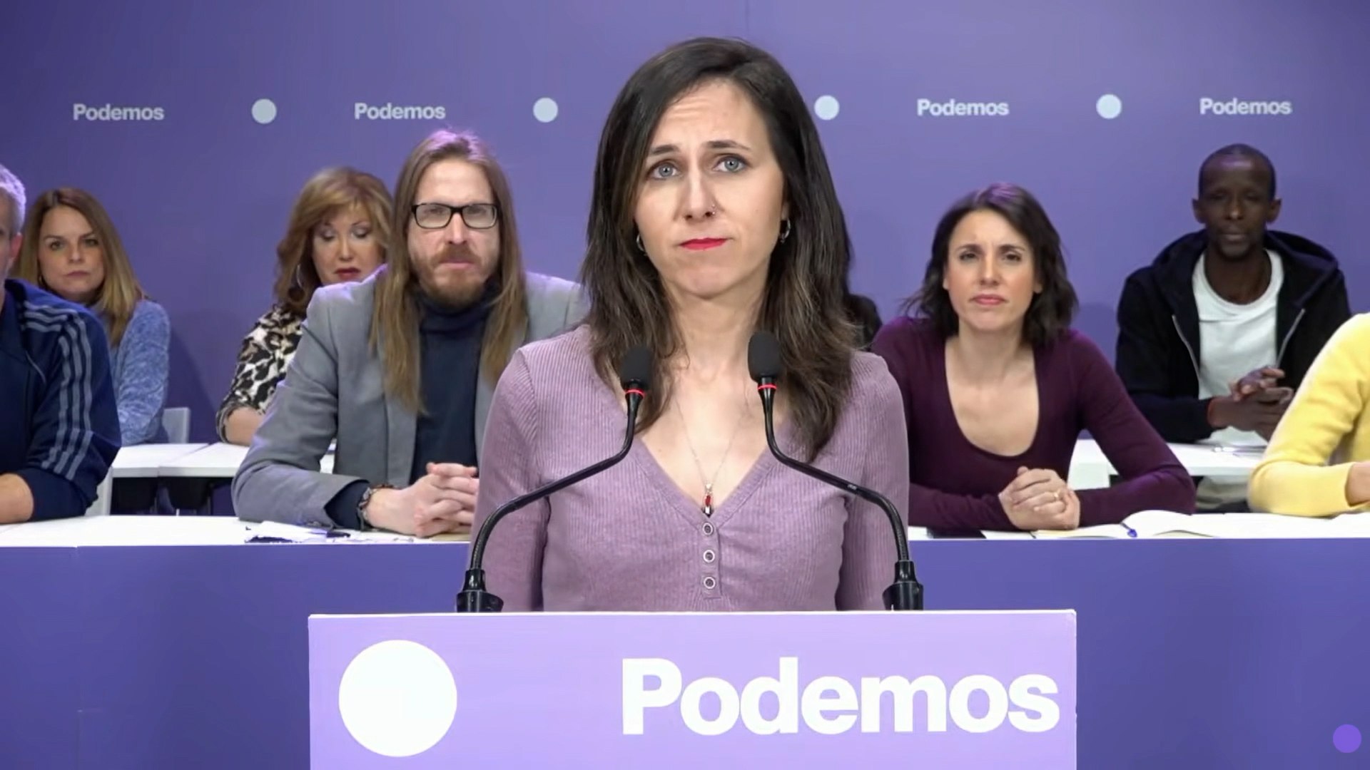 En un arranque de a�o marcado por la tensi�n geopol�tica y la reconfiguraci�n de la izquierda espa�ola, la secretaria general de Podemos, Ione Belarra, ha marcado distancias insalvables tanto con el bloque de Sumar como con la pol�tica exterior del Gobierno de Pedro S�nchez. Durante su intervenci�n ante el Consejo Ciudadano Estatal, el primero de 2026, la l�der de la formaci�n morada ha solicitado una respuesta dr�stica ante la administraci�n de Donald Trump, reclamando que Espa�a interrumpa cualquier v�nculo diplom�tico y comercial con Washington.
La l�der de Podemos ha fundamentado su petici�n en lo que califica como una deriva autoritaria y belicista de los Estados Unidos. Belarra ha denunciado con especial dureza la pol�tica estadounidense en Oriente Pr�ximo y Am�rica Latina, se�alando que "Es el momento de aislar internacionalmente a Donald Trump y a los Estados Unidos. No podemos mantener relaci�n econ�mica, comercial, pol�tica o cultural alguna con quien ha promovido, financiado y amparado el genocidio en Palestina. con quien est� sometiendo a Cuba a un brutal bloqueo petrolero y financiero que amenaza con declarar una emergencia humanitaria de primer nivel en la isla".
Respecto a la situaci�n en Venezuela, Belarra ha interpretado los movimientos de la Casa Blanca contra el gobierno de Nicol�s Maduro como un acto que "nada tiene que ver con la democracia", vincul�ndolo directamente a una estrategia de guerra econ�mica contra China. Para la secretaria general de Podemos, el conflicto se resume de forma tajante: "Otra guerra por petr�leo, otra guerra por la pasta".
La agenda social de Podemos para 2026 tambi�n pone el foco en las grandes corporaciones y las fuerzas de seguridad. Belarra ha cargado contra empresas como Mercadona, a la que acusa de ser una de las entidades "que ahoga a la gente con precios imposibles y ama�ados". Asimismo, ha insistido en que tanto en la judicatura como en la Polic�a "hace falta una renovaci�n a fondo" para garantizar que los agentes "que no se sientan impunes para ejercer la violencia".
Finalmente, Belarra ha hecho un llamamiento a la movilizaci�n social frente a la par�lisis pol�tica, instando a construir "una izquierda para la mayor�a trabajadora fuerte, un proyecto con ambici�n, que no haga pol�tica desde el miedo, porque el miedo paraliza". Recordando sus propios inicios en el activismo, ha sentenciado que "El miedo nunca conquist� derechos" y ha animado a sus bases a seguir el ejemplo de grandes rebeldes hist�ricos para "cambiar las cosas que no podemos aceptar, en lugar de aceptar las cosas que no podemos cambiar".
En clave nacional, Belarra ha cuestionado la utilidad de apoyar al PSOE, criticando que el Ejecutivo haya impulsado "el mayor rearme de la historia de nuestro pa�s" mientras, a su juicio, "no hace absolutamente nada para enfrentar la crisis de vivienda". Seg�n su an�lisis, esta inacci�n gubernamental es la que "no para de alimentar a Vox" en los barrios populares.
El ataque m�s directo ha tenido como objetivo a sus antiguos socios de coalici�n. Belarra ha reivindicado el papel de su partido frente a la gesti�n de Yolanda D�az, asegurando que "han hecho m�s cuatro diputadas valientes de Podemos que cinco ministros de Sumar". En este sentido, ha propuesto un "proyecto confederal que cambie el rumbo de este pa�s", que incluya una rep�blica "sin reyes herederos del franquismo", la gratuidad universitaria y el blindaje de la sanidad p�blica.