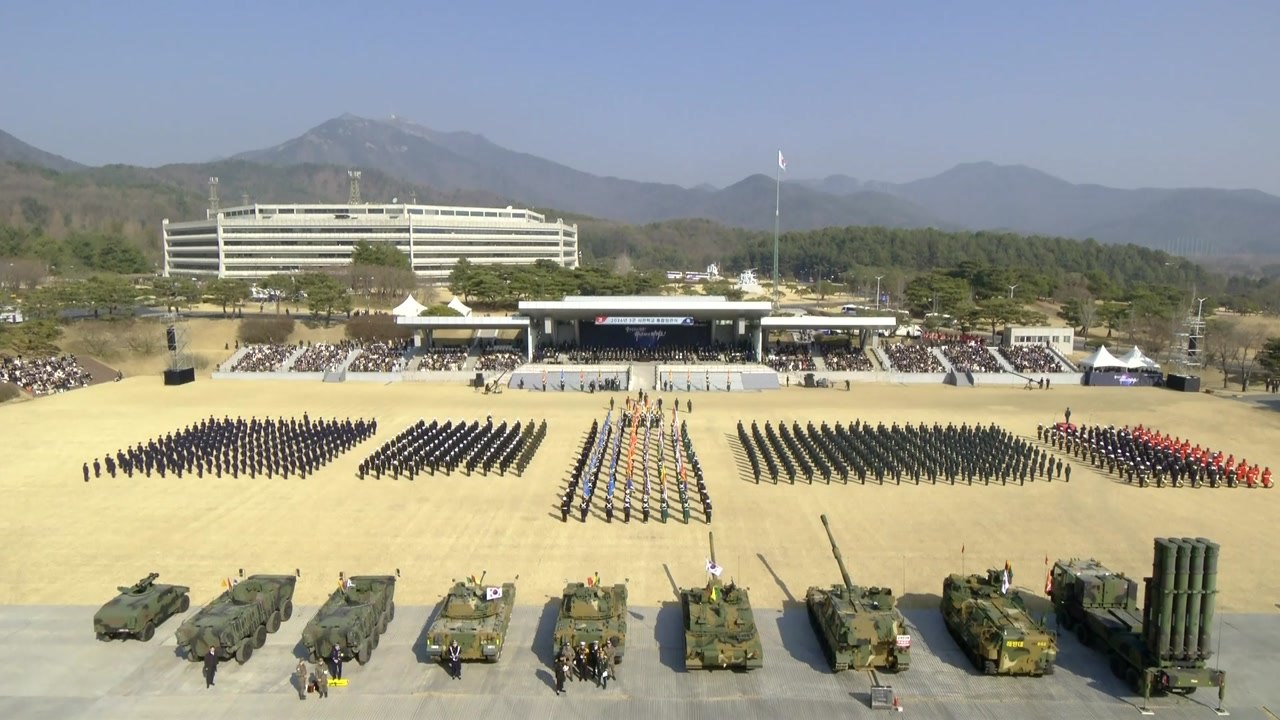국방부, 육해공군 사관학교 첫 통합 임관식 개최 / YTN