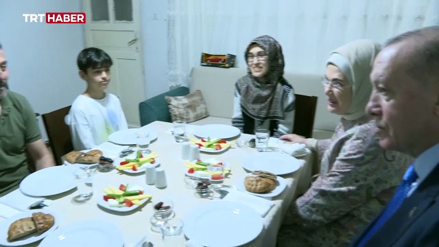 Cumhurbaşkanı Erdoğan İstanbul'da bir ailenin iftar sofrasına konuk oldu