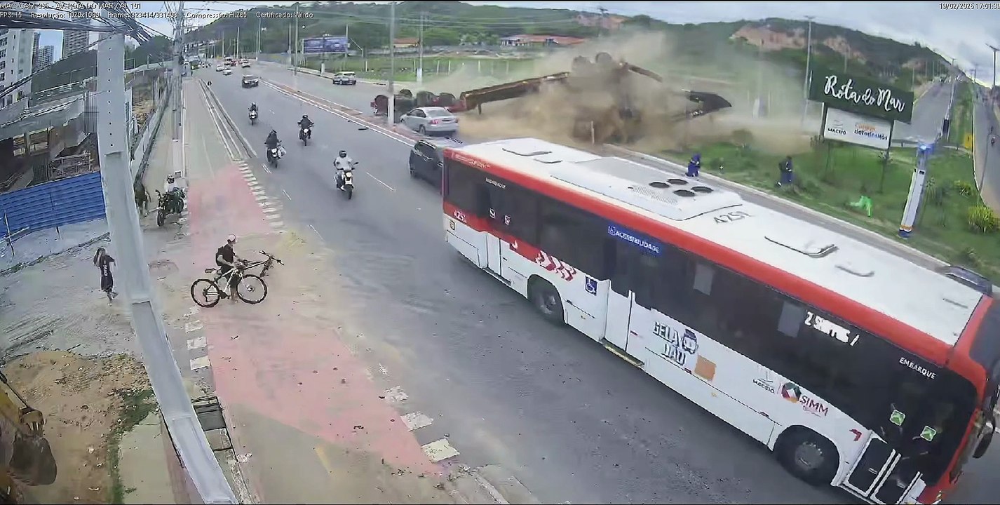 Motorista e acompanhante morrem carbonizados após carreta cegonha tombar