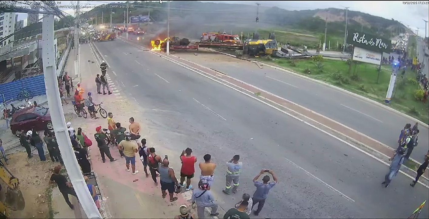 imagens-mostram-momento-do-tombamento-de-carreta-n-00882048-98f7f4f551339f1d35f9828759381136
