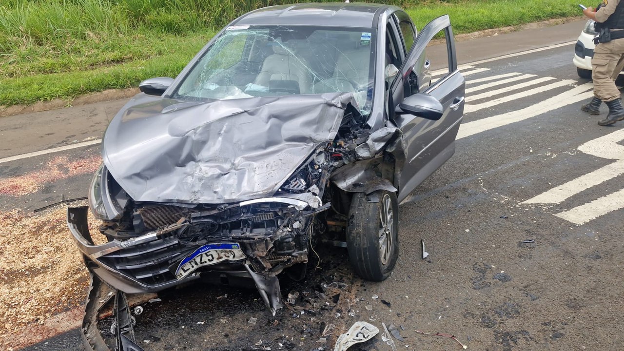 Vídeo mostra batida entre dois carros que provocou morte de motorista na MGC-491; veja