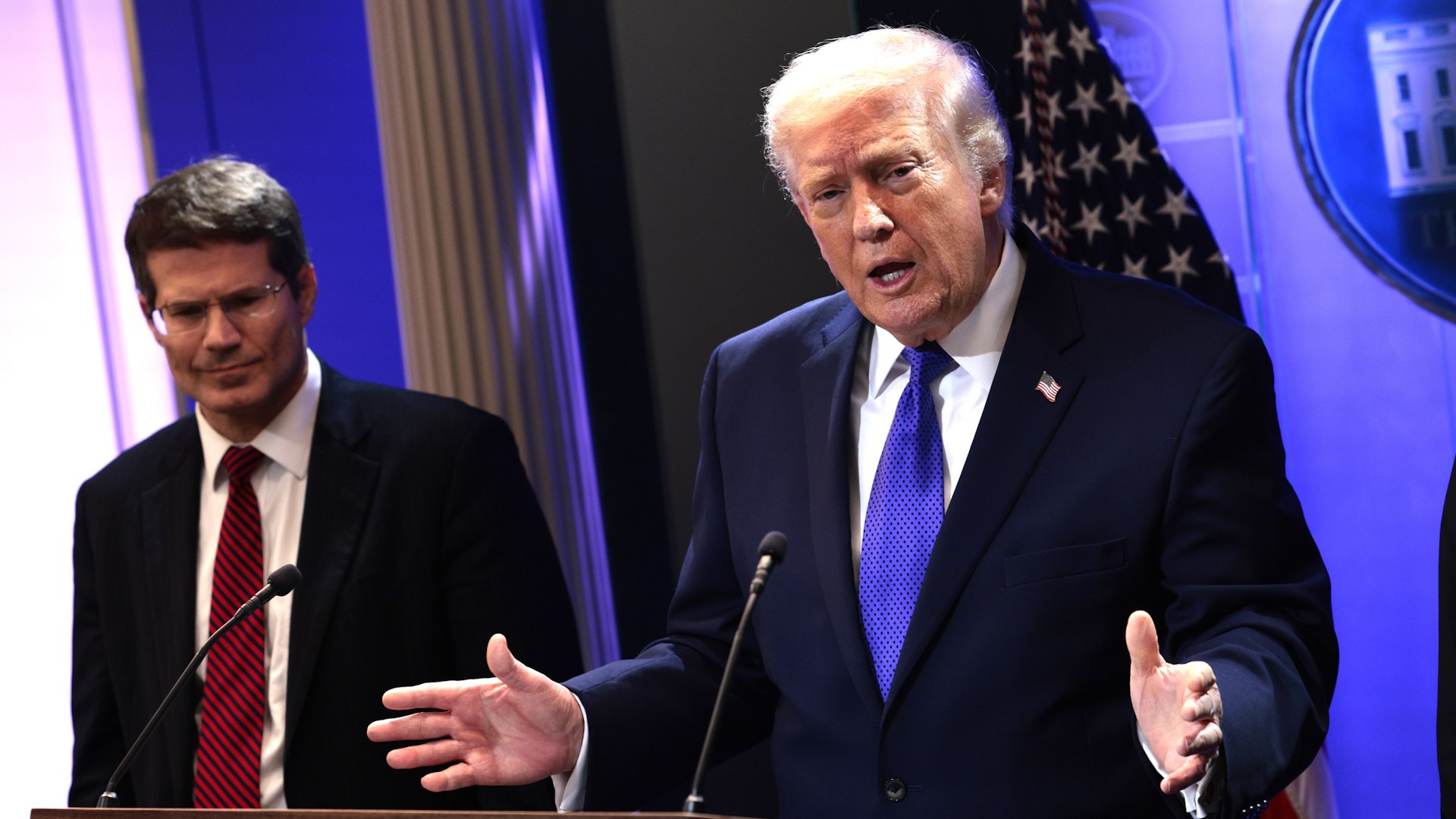 El pulso comercial que manten�a la Casa Blanca ha sufrido un colapso jur�dico de dimensiones hist�ricas. Este viernes, el Tribunal Supremo de los Estados Unidos ha asestado un golpe demoledor a la pol�tica econ�mica de Donald Trump, declarando ilegales la gran mayor�a de los aranceles impuestos por su administraci�n. La sentencia, aprobada por una mayor�a de 6 a 3, invalida el uso de la Ley de Poderes Econ�micos de Emergencia Internacional (IEEPA) para tales fines, provocando una reacci�n inmediata y furibunda del mandatario.
Lejos de acatar la decisi�n en silencio, Trump ha comparecido en Washington para arremeter contra los magistrados conservadores que no se alinearon con sus tesis. El presidente ha sido tajante al afirmar que "El fallo es profundamente decepcionante y me averg�enzo de ciertos jueces por no tener el coraje de hacer lo que es correcto para nuestro pa�s".
La ira presidencial se centr� especialmente en los seis jueces que votaron en contra &mdash;incluyendo a dos nombrados por �l&mdash;, a quienes ha tildado de ser "tontos y perros falderos de los RINOS y de los dem�cratas radicales de izquierda". En su ret�rica habitual, Trump los ha acusado de carecer de la "fortaleza, sabidur�a y amor por Estados Unidos" que, a su juicio, s� poseen los tres magistrados que votaron a su favor. Seg�n el l�der republicano, la corte ha sucumbido a la presi�n de ser "pol�ticamente correctos" y se ha dejado influir por "intereses extranjeros".
A pesar del bloqueo judicial, el magnate ya ha anunciado que no se detendr�. Su equipo activar� la Secci�n 122, una disposici�n legal que le permite imponer un nuevo arancel global del 10% de forma inmediata. No obstante, este mecanismo es limitado: la medida solo podr� estar vigente durante 150 d�as sin el respaldo del Congreso, lo que anticipa una nueva y compleja batalla legal.
"Ahora se utilizar�n otras alternativas para reemplazar las que el tribunal rechaz� incorrectamente. Tenemos alternativas que podr�an darnos m�s dinero", ha prometido el mandatario, asegurando que el pa�s seguir� ingresando "cientos de miles de millones de d�lares".
La resoluci�n del Supremo no solo frena la estrategia futura de Trump, sino que abre la caja de Pandora para miles de empresas afectadas. Se espera que una oleada de compa��as reclamen el reembolso de los aranceles ya pagados, un proceso que, seg�n el propio presidente, podr�a derivar en que el Gobierno federal acabe "litigando los pr�ximos cinco a�os por esta cuesti�n". Mientras tanto, el republicano insiste en su legitimidad pol�tica, recordando en su intervenci�n que gan� las elecciones "por millones de votos" y acusando al tribunal de ser "antipatriotas y desleales a la Constituci�n".