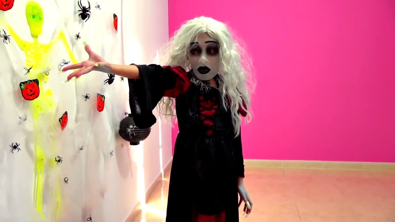 Alice elige vestidos nuevos para fiesta de Halloween