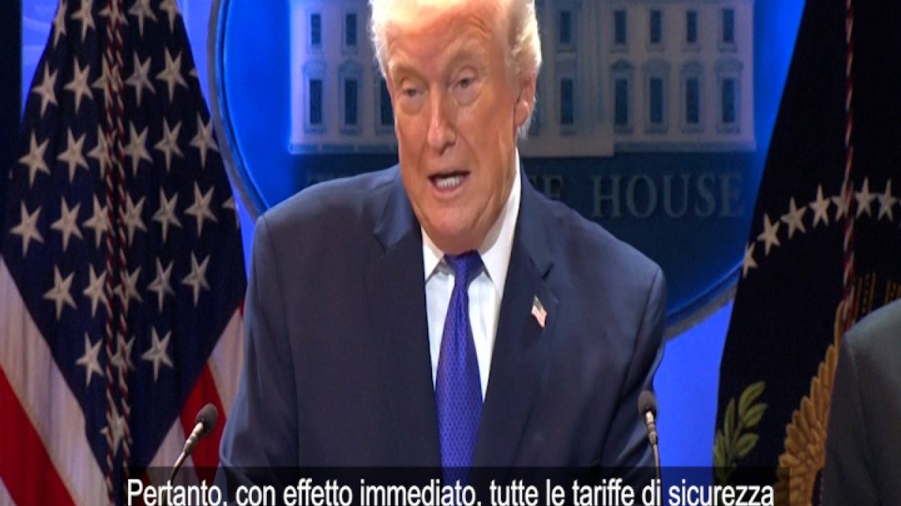 Usa, Trump: «Oggi ordine per dazi aggiuntivi 10% oltre a quelli esistenti»