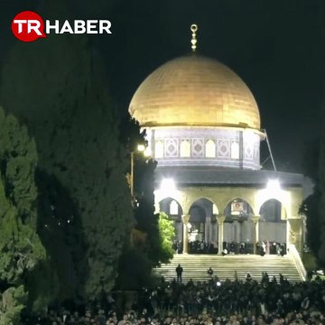 Engelleri aştılar... Mescid-i Aksa’da büyük buluşma: 100 bin Filistinli saf tuttu!