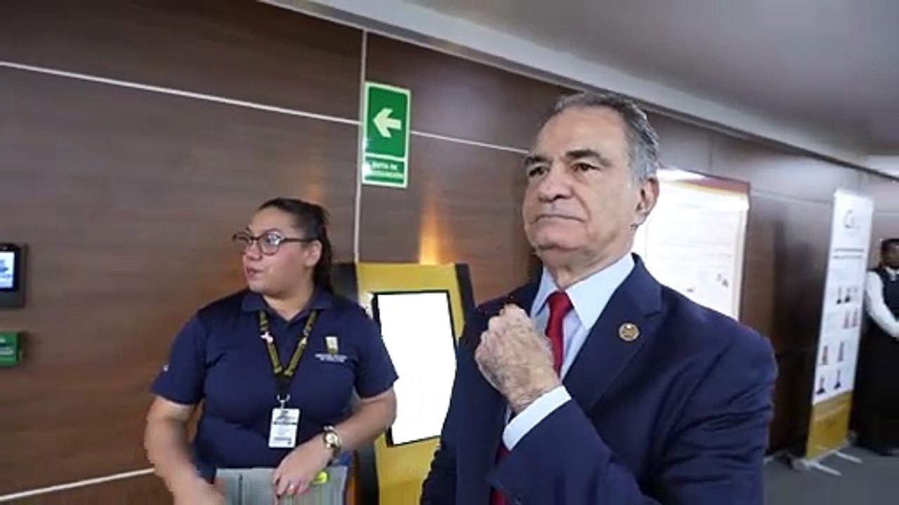 Pleno del Tribunal Superior Electoral y jueces suplentes reciben la nueva cédula de identidad y electoral en la JCE