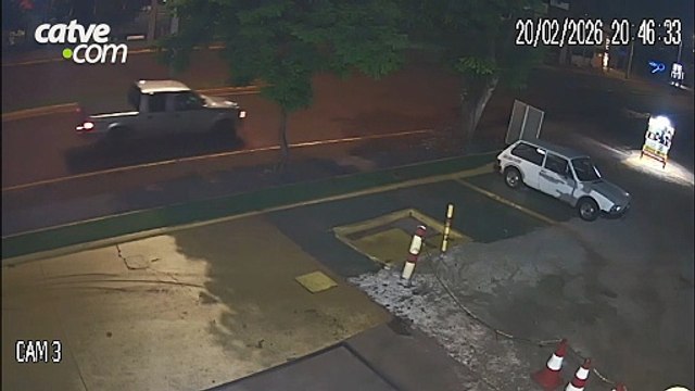 Vídeo: durante retorno, caminhonete fecha motociclista que sofre fratura exposta
