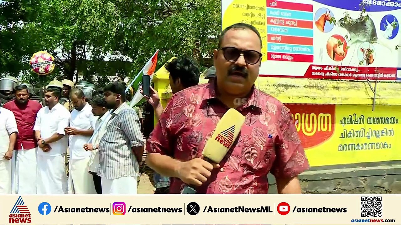 തൃശ്ശൂര്‍ DMO ഓഫീസിന് മുന്നിൽ റീത്ത് വെച്ച് യൂത...
