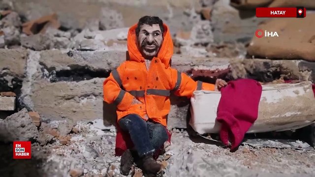 Hatay'da enkaz altındaki kızının elini bırakmayan babayı minyatüre dönüştürdü.