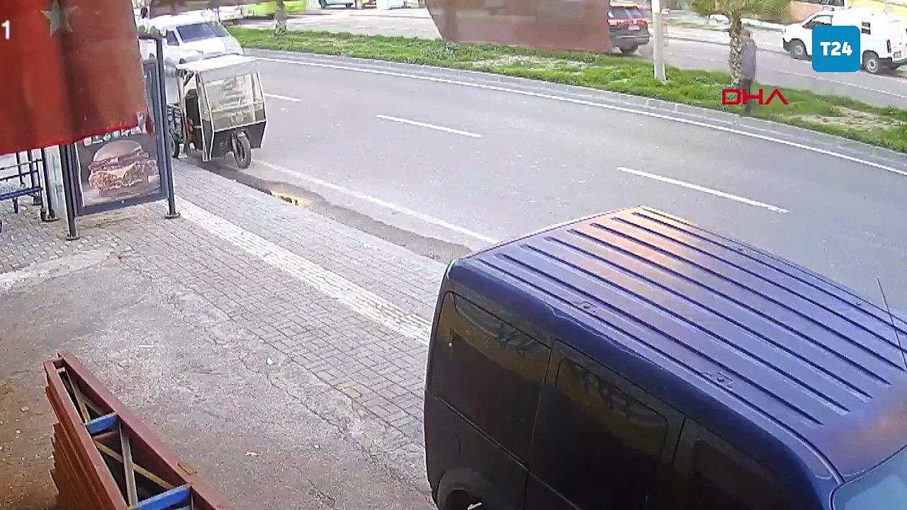 Karşıya geçen yayaya motosiklet çarptı, o anlar kameraya yansıdı