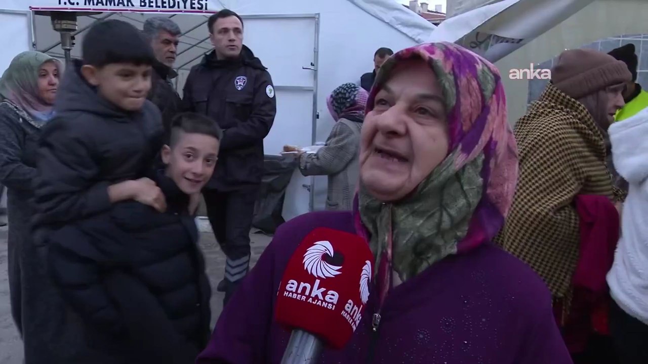 Ankara Mamak Belediyesi'nin kurduğu iftar çadırında konuşan yurttaş:  "Ben engelliyim 63 yaşındayım. Eşim görme ve işitme engelli ve 88 yaşındaki yatalak babama bakıyorum. Ben yıllardır mücadele veriyorum"