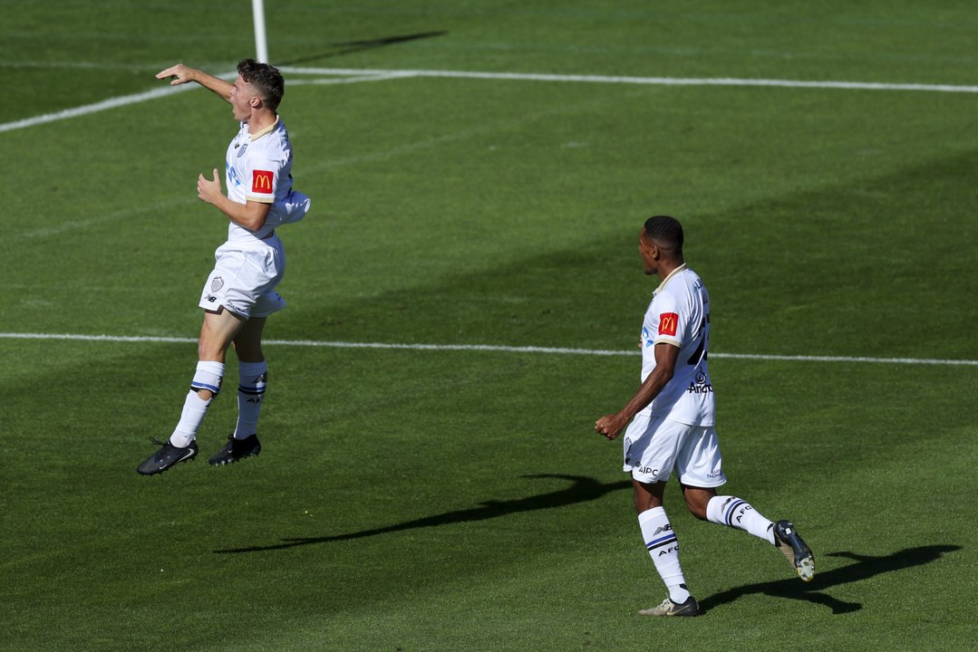 Australia, l'Auckland segna un gol dalla propria trequarti! Ma il portiere avversario esce malissimo