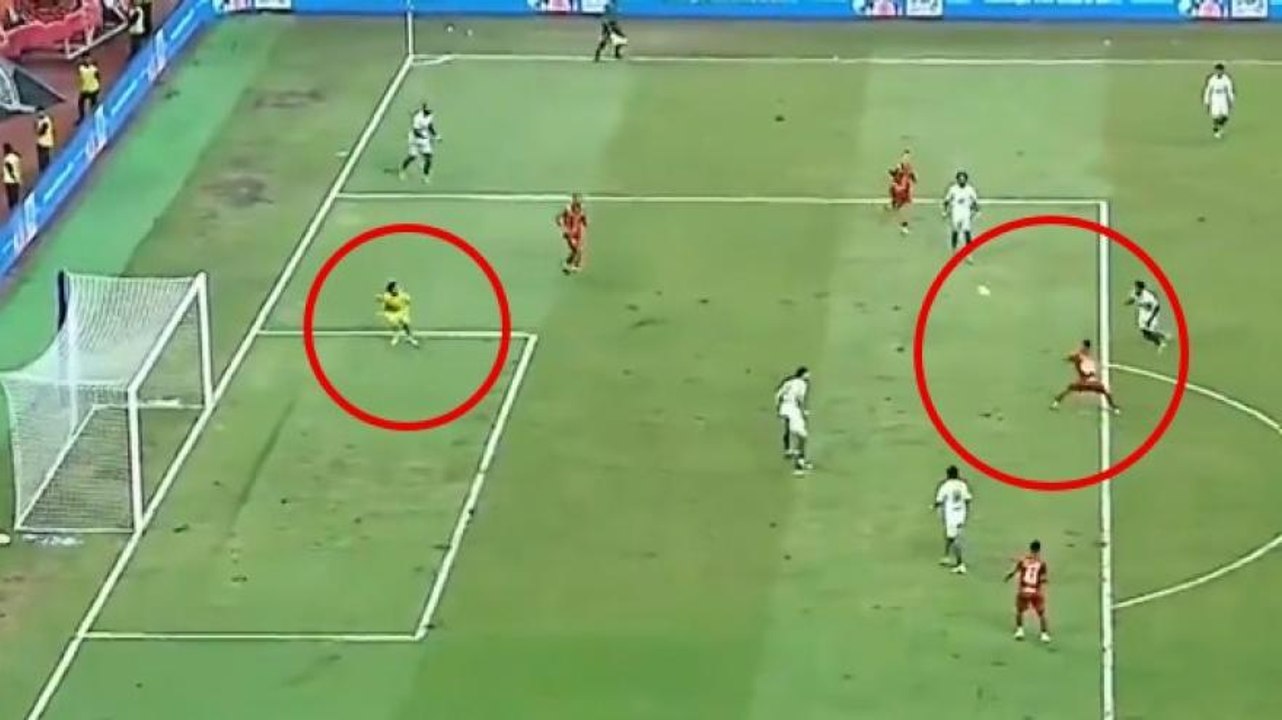 Il portiere sbaglia il rinvio e... fa assist: il gol di testa è pazzesco!