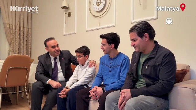 Bakan Kacır Malatya'da depremzede ailenin iftar sofrasına konuk oldu