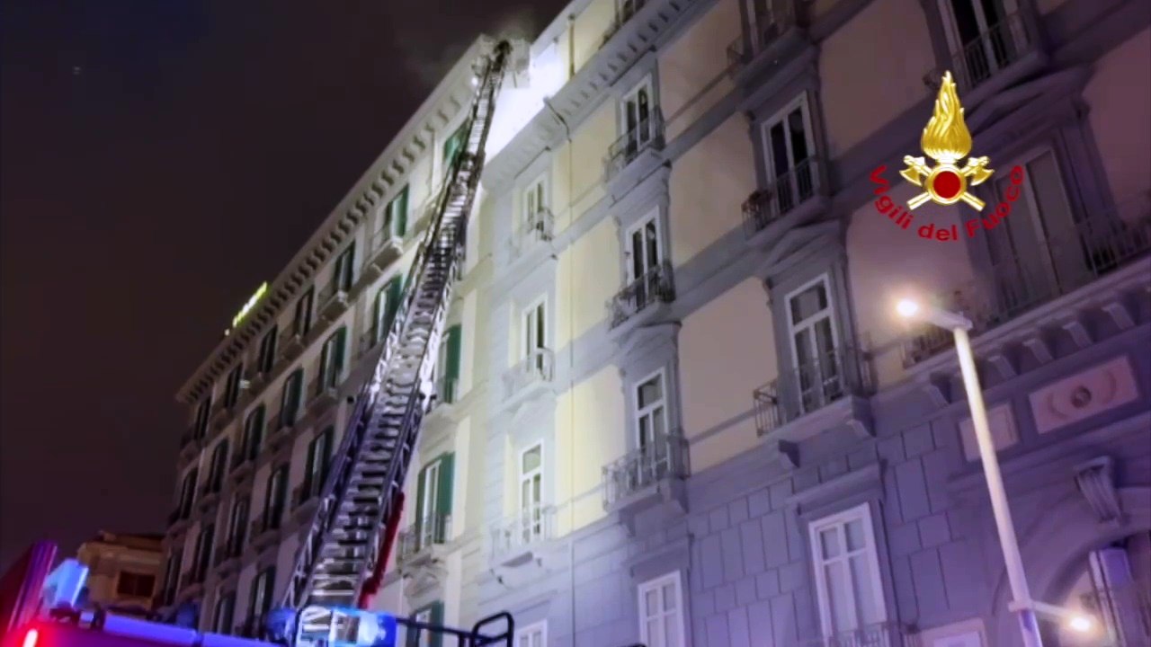 Napoli, incendio in hotel vicino stazione: quattro persone salvate dai Vigili del Fuoco (21.02.26)