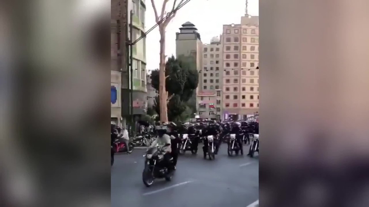 Studenti universitari tornano in strada a Teheran e Mashhad, scontri con le forze di sicurezza