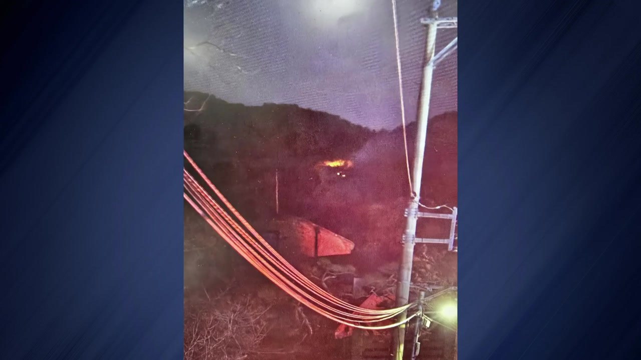 서울 북한산 자락에서도 불...야간 진화 작업 중 / YTN