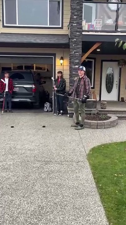 Expecting couple playfully designs a fun gender reveal for their 6th.