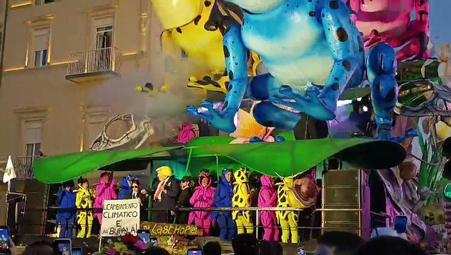 Carnevale di Viareggio: il carro sul cambiamento climatico. Il ballo della maschera di Trump