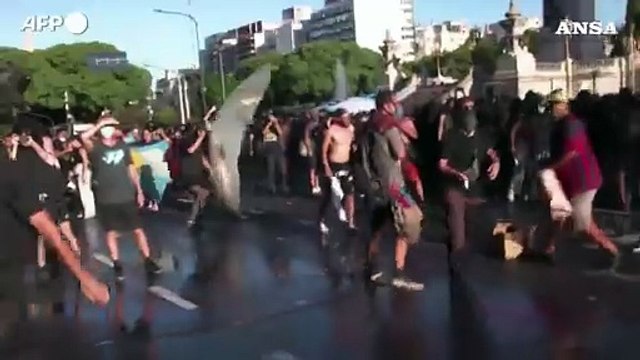 Riforma del lavoro in Argentina, scontri fuori dal Parlamento