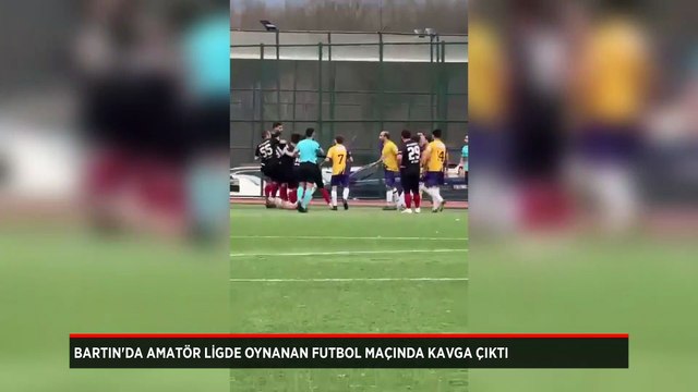 Sahada çıkan kavgada bir futbolcu hastaneye kaldırıldı